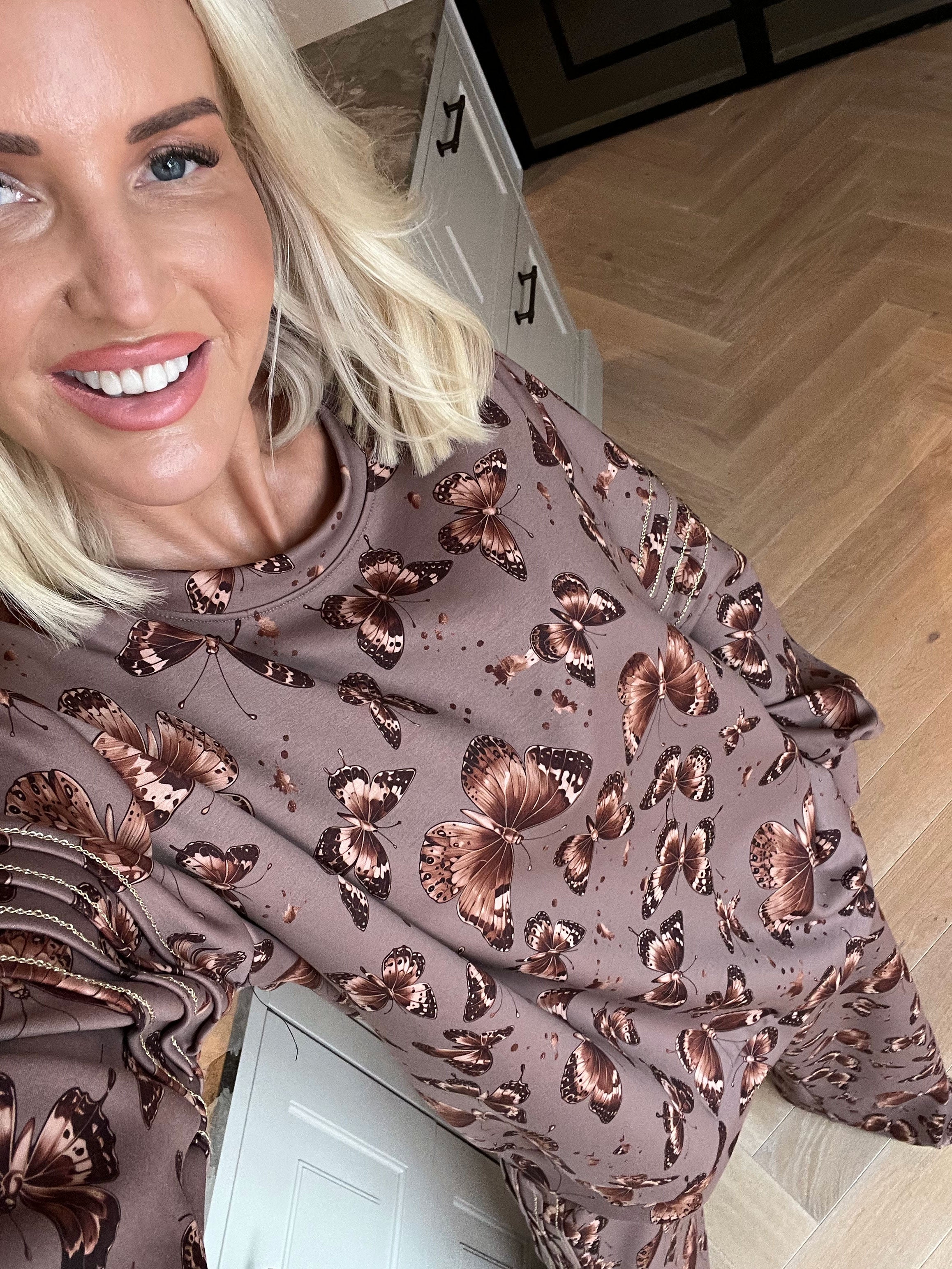 Dream Butterfly - Joggingställ i viskos med fjärilsmönster, gulddetaljer och ribbade kanter